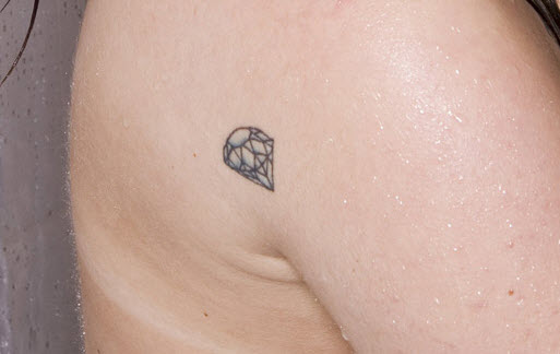 tatoo de Beatrice Martin epaule droite