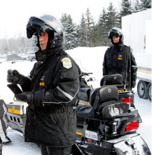 Deux policiers qui font du radar